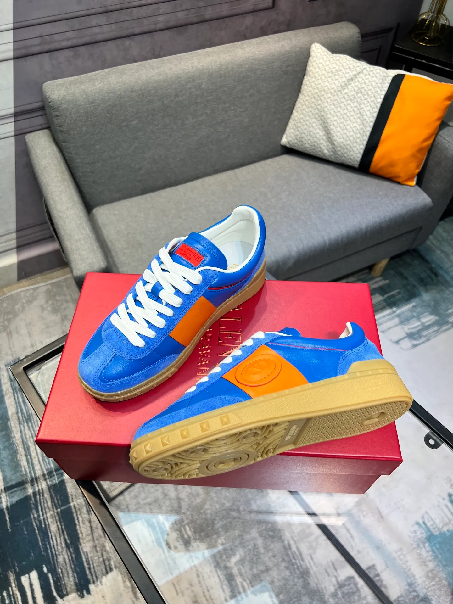 Men's shoes 💰620 👉🌹🌹VALENTINO counter synchronized new low-top casual sports shoes 👍Professional and high-end, perfect replica, first-class quality! 👍All made of original 1:1 materials, exclusive mold opening! 👍High mercerized cowhide fabric 👍TPU outsole, comfortable and wear-resistant, brand injection insole, 👍Full set of high-end counter packaging 👍All details are customized with 1:1 mold, striving for perfection! 👍Couple style female 35-41, male 38-46 (female 41, male 45 46 customized)